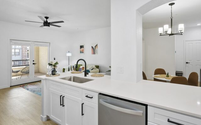 CozySuites Glendale with pool  04 and 18