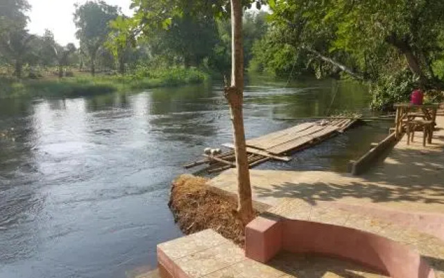 Kaengkrachan River Hut