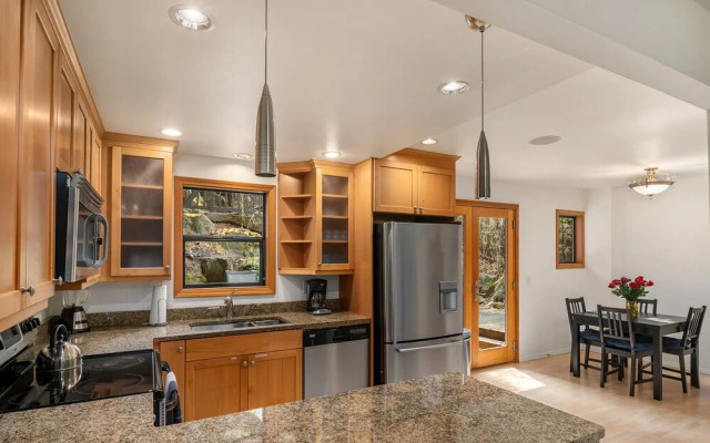 Seattle Vacation Home: The Hawks' Nest