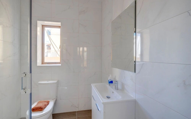 Chic 2BR Apartment, Ideal Location