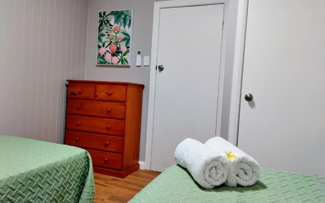Cute City Cottage - 2 Bedroom - The Strand – Guest Rooms – North Ward
