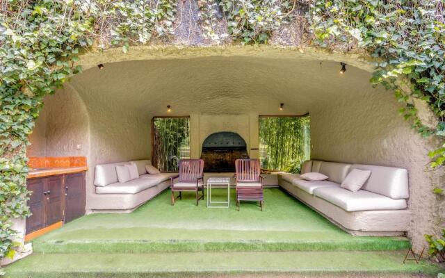 Lavish Villa with Pool I Jacuzzi, Gym & Tennis Court