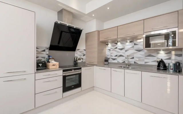 Silver Lining - Penthouse with parking