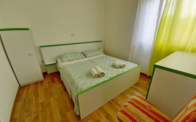 Detached House at Country Side, Fenced Private Garden Ideal for 2 Fam, Wifi