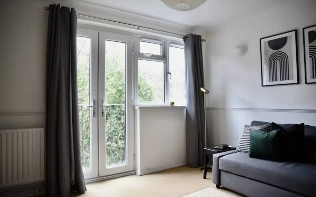 Chic London Apartment Minutes From Station