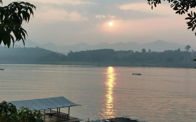 Baan Dongsak River view