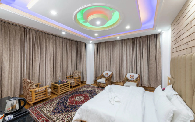 Dee Grand Marq Hotel