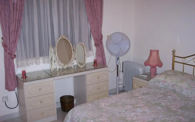 Bungalow with 2 double bedrooms in the hills .
