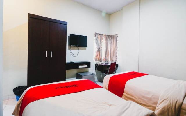 Reddoorz Plus near Mall Ratu Indah 2