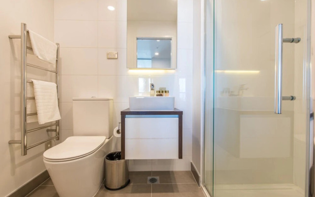 Ehome - Central CBD Romantic Apartment, Two Blocks from Waterfront