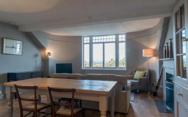 Queen St: Superb Penthouse Flat W/roof Terrace