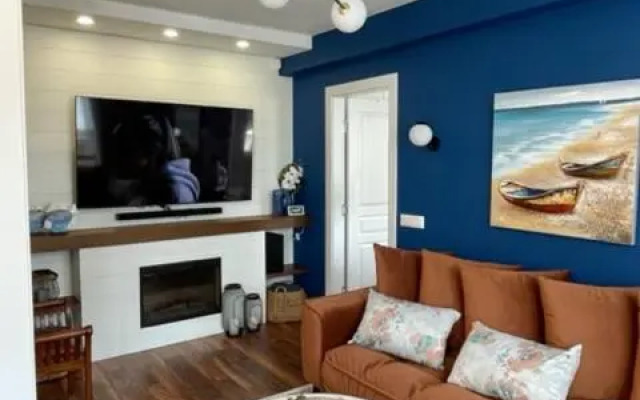 Executive 2 Bedroom Apartment + Parking