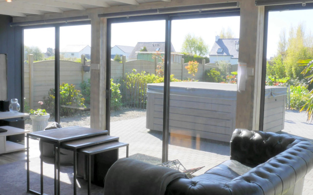 Holiday Home With Jacuzzi, Guisseny