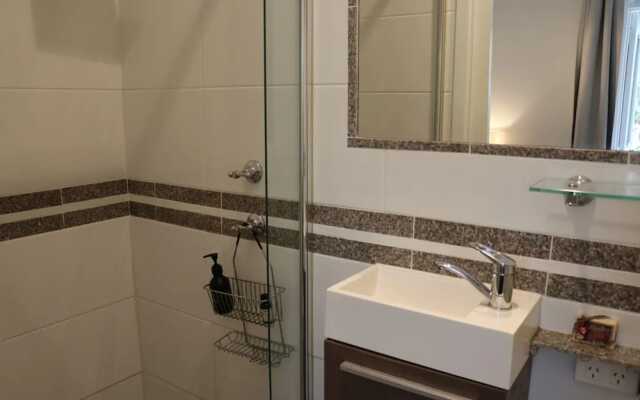 Elegant 2 Bedroom House in Inner City Oasis