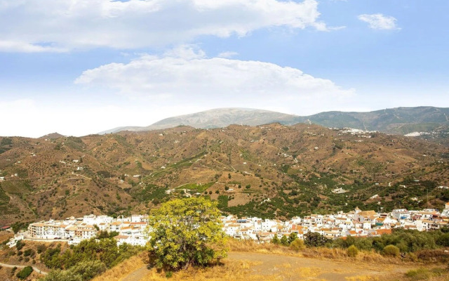 Serene Holiday Home in Sayalonga With Private Pool