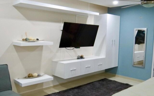 Palmarena Rooms and Residences - Long Stay Comfort with Parking, Sauna, Gym and Pool (Steps from 5th Avenue)