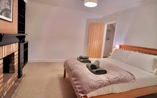 Comfy and Spacious 5-bed House in Cambridge