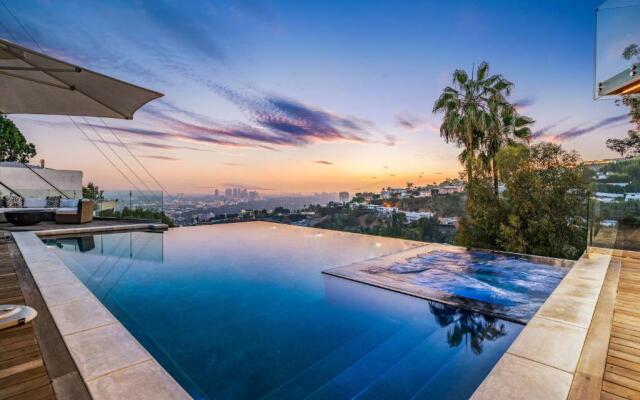Modern Smart Home With Spectacular Views