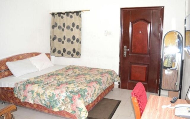 Biney's Apartment Hotel