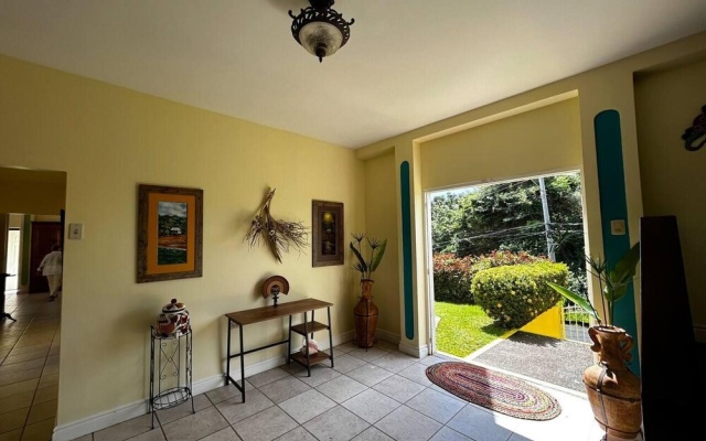 Luxury 5-bed Villa in Tobago The Big Yellow House — фото 4