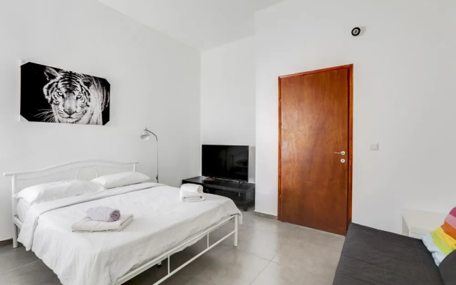 Central Apartment near Bograshov Beach