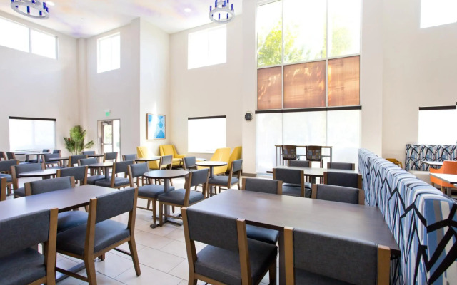 Holiday Inn Express & Suites Sacramento NE Cal Expo by IHG