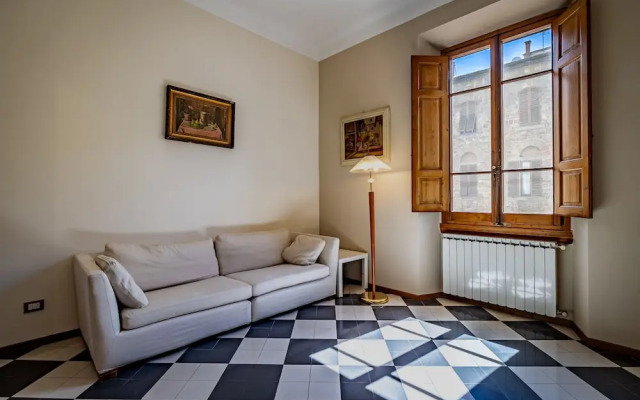 YiD elegant near tramvia