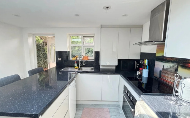 Cozy 2 Bed Property in High Wycombe Tn