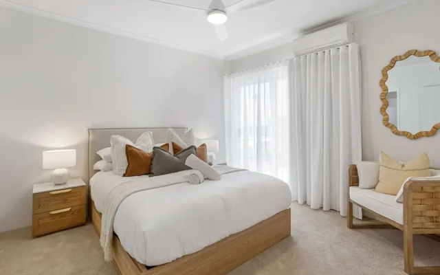 Stylish 3-bed Apartment in Coastal Redcliffe