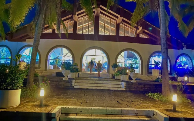 Hotel Tesoro Beach