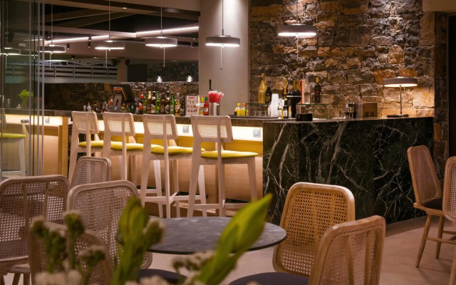 Petousis Hotel & Suites