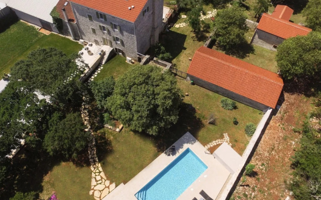 Tranquil Getaway With Shared Pool in Bale