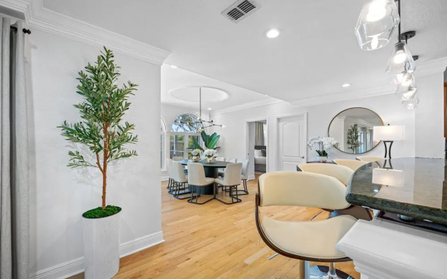 Exquisite Bayview Villa With Pool and Games!