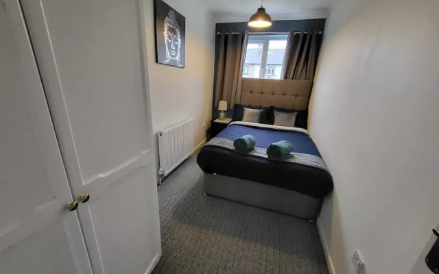 Cozy 3-Bed Family Home with Free Parking
