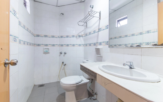 Super OYO 447 Comfort Hotel Meru