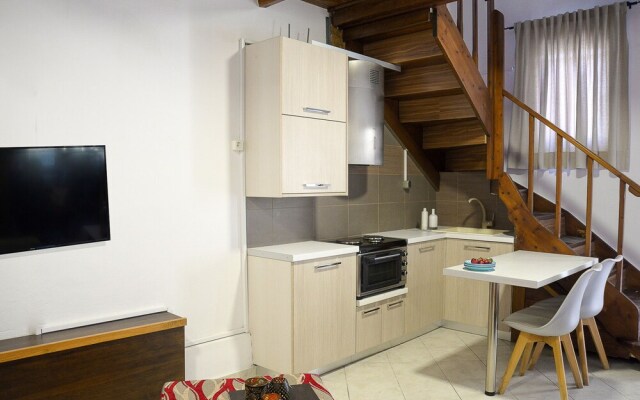 "sifakis Gorgeous Stone House"
