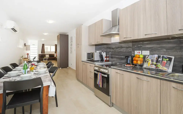 Summer Breeze Maisonette with Terrace by Getaways Malta