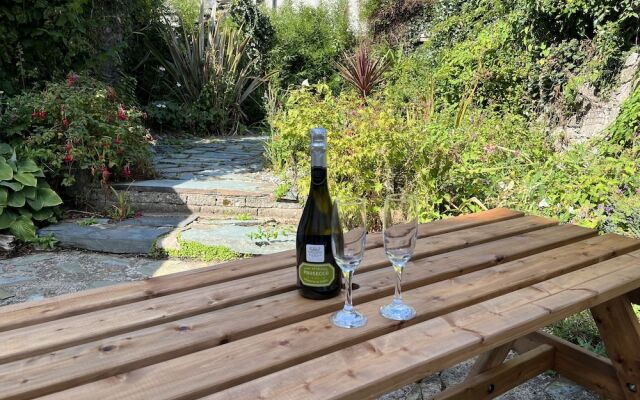 Traditional 3-bed Cottage, Log Burner & Sea Views!