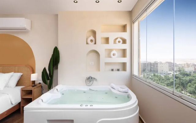 Jacuzzi Studio @ The Pyramids Free Airport Pickup