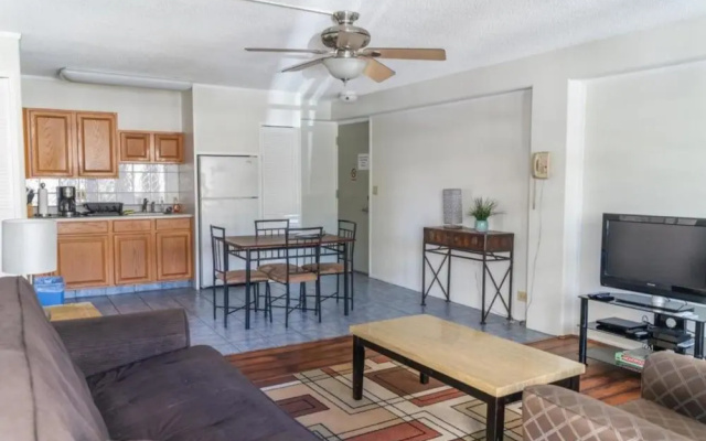 Waikiki Condo Rental - Hawaiian King