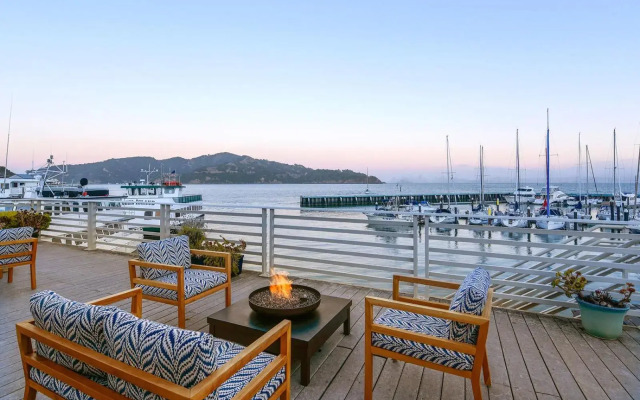 Waters Edge Hotel