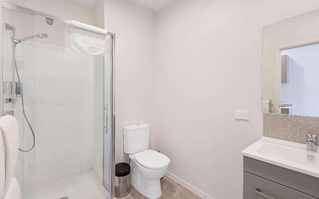 Ramada Suites By Wyndham Victoria Street West