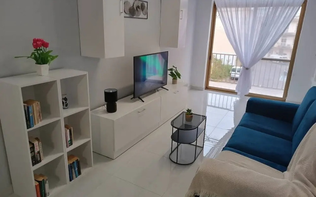 Seaside Stylish and Spacious 2-bedroom Apartment