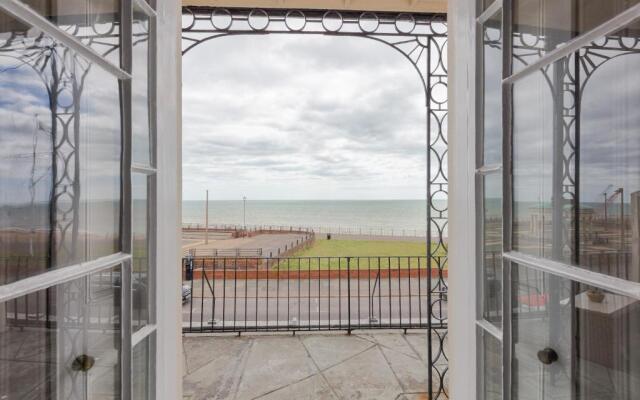 Beach View: Stunning sea view & balcony apartment