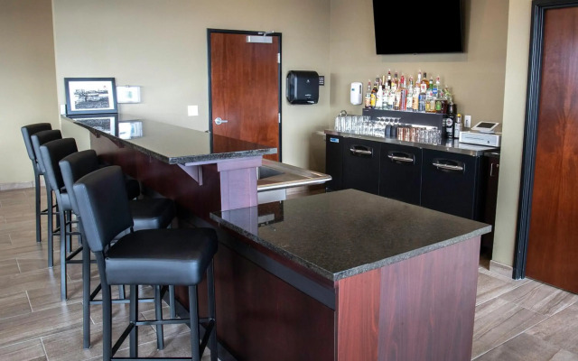 Cobblestone Hotel & Suites - Two Rivers
