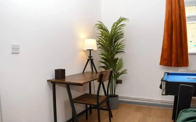 Amazing 4BR Near Hospital, Free Parking, Sleeps 10