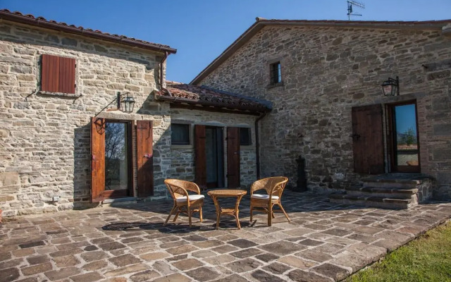 Casale Belvedere con piscina nel bosco