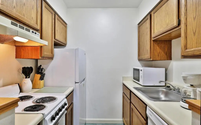 Cedarbrook Queen Suite 203