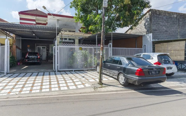 RedDoorz near Batik Tulis Celaket 2