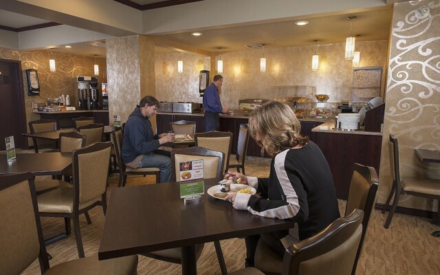 Service Plus Inn and Suites - Grande Prairie